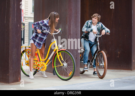 Junges Paar mit Fahrrädern, ausruhen, Osijek, Kroatien Stockfoto