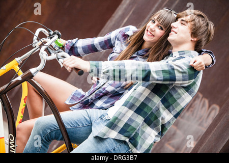 Junges Paar auf Fahrrädern, umarmen, Osijek, Kroatien Stockfoto