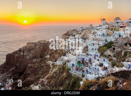 Oia Dorf Sonnenuntergang in Santorini Insel Griechenland, fotografiert von einem Höhepunkt der Ansicht in HDR Stockfoto