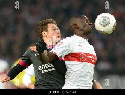 Stuttgart, Deutschland. 25. Januar 2014. Stuttgarter Antonio Ruediger (R) wetteifert mit Mainz "Nicolai Mueller in der deutschen Bundesliga-Fußballspiel zwischen VfB Stuttgart und FSV Mainz 05 in der Mercedes-Benz Arena in Stuttgart, Deutschland, 25. Januar 2014. Foto: BERND WEISSBROD/Dpa (Achtung: aufgrund der Akkreditierungsrichtlinien die DFL nur erlaubt die Veröffentlichung und Nutzung von bis zu 15 Bilder pro Spiel im Internet und in Online-Medien während des Spiels.) / Dpa/Alamy Live News Stockfoto