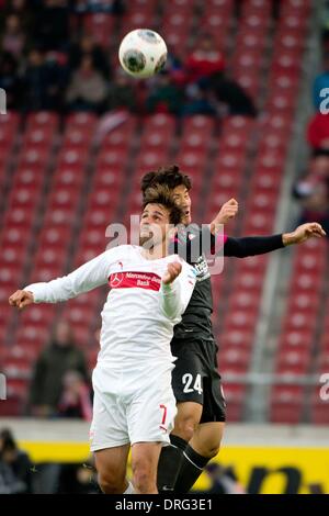 Stuttgart, Deutschland. 25. Januar 2014. Der Stuttgarter Martin Harnik (L) wetteifert mit Mainz' Joo-Ho Park in der deutschen Bundesliga-Fußballspiel zwischen VfB Stuttgart und FSV Mainz 05 in der Mercedes-Benz Arena in Stuttgart, Deutschland, 25. Januar 2014. Foto: SEBASTIAN KAHNERT/Dpa (Achtung: aufgrund der Akkreditierungsrichtlinien die DFL nur erlaubt die Veröffentlichung und Nutzung von bis zu 15 Bilder pro Spiel im Internet und in Online-Medien während des Spiels.) / Dpa/Alamy Live News Stockfoto