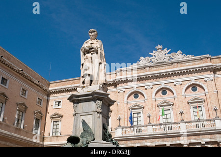 Statue von Giacomo Leopardi und Rathaus an der Piazza Leopardi, Recanati, Marken, Italien Stockfoto