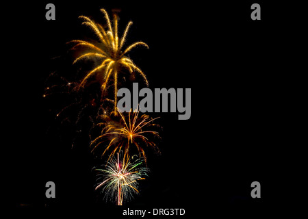 Feuerwerk am Himmel in der Nacht Stockfoto