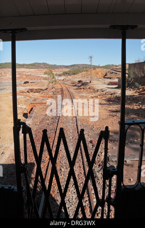Auf der Suche des hinteren Wagens auf die einzelne Linie Gleise der Rio Tinto Bergbau Park touristischen Eisenbahn, Huelva, Andalusien, Spanien Stockfoto