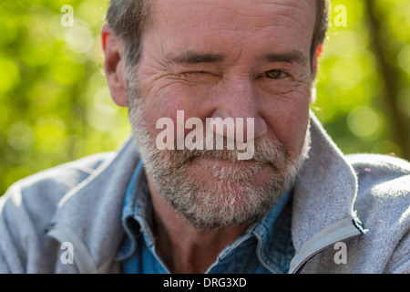 Nahaufnahme eines älteren Mannes außerhalb mit einem offenen Auge Stockfoto