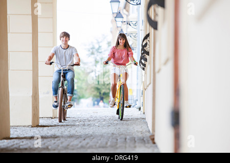 Junges Paar, Fahrrad, Osijek, Kroatien Stockfoto