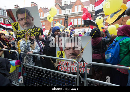 London, UK. 25. Januar 2014.  Demonstranten chant pro Mursi Parolen und Tanz vor der ägyptischen Botschaft in London. Bildnachweis: Lydia Pagoni/Alamy Live-Nachrichten Stockfoto