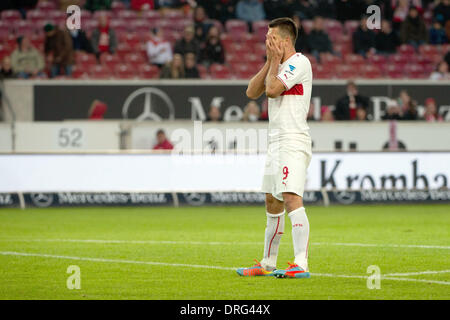 Stuttgart, Deutschland. 25. Januar 2014. Stuttgarts Vedad Ibisevic reagiert während der deutschen Bundesliga-Fußballspiel zwischen VfB Stuttgart und FSV Mainz 05 in der Mercedes-Benz Arena in Stuttgart, Deutschland, 25. Januar 2014. Foto: SEBASTIAN KAHNERT/Dpa (Achtung: aufgrund der Akkreditierungsrichtlinien die DFL nur erlaubt die Veröffentlichung und Nutzung von bis zu 15 Bilder pro Spiel im Internet und in Online-Medien während des Spiels.) / Dpa/Alamy Live News Stockfoto