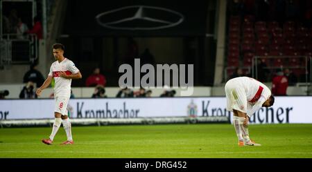 Stuttgart, Deutschland. 25. Januar 2014. Stuttgarts Moritz Leitner (L) und Mohammed Abdellaoue reagieren, nachdem die deutsche Bundesliga Fußballspiel zwischen VfB Stuttgart und FSV Mainz 05 in der Mercedes-Benz Arena in Stuttgart, Deutschland, 25. Januar 2014. Foto: SEBASTIAN KAHNERT/Dpa (Achtung: aufgrund der Akkreditierungsrichtlinien die DFL nur erlaubt die Veröffentlichung und Nutzung von bis zu 15 Bilder pro Spiel im Internet und in Online-Medien während des Spiels.) / Dpa/Alamy Live News Stockfoto