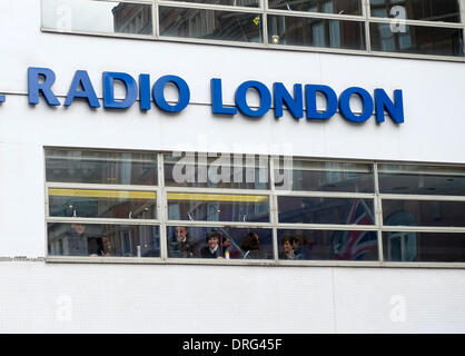 London, UK. 25. Januar 2014. Musikalischer Protest in Leicester Sq gegen Schließung der Wahl-Fm-Radio-Station, London. Mitarbeiter bei Capital Radio sehen die Protest und geben Sie es oben Daumen. Protest für Wahl Ihrem Kredit: Rachel Megawhat/Alamy Live News Stockfoto