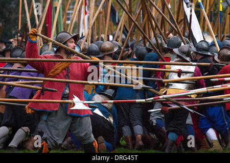 Nantwich, Cheshire, UK 25. Januar 2014. Gefecht bei Holly Holy Day & Belagerung von Nantwich Reenactment.  Seit über 40 Jahren sammelten sich die treuen Truppen von The Sealed Knot in der historischen Stadt für eine spektakuläre Nachstellung der blutigen Schlacht, die vor fast 400 Jahren stattgefunden und markierte das Ende der langen und schmerzhaften Belagerung der Stadt.  Rundköpfen, Kavaliere und andere historische Entertainer konvergiert auf das Zentrum die Schlacht nachstellen. Die Belagerung im Januar 1644 war eines der wichtigsten Konflikte des englischen Bürgerkriegs. Bildnachweis: Conrad Elias/Alamy Live-Nachrichten Stockfoto