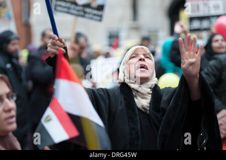 London, UK. 25. Januar 2014. Um das Jahr 1500 pro-demokratische Demonstranten marschierten durch London schließlich Raffung an der ägyptischen Botschaft zum protest gegen das gegenwärtige Regime in Ägypten & zum 3. Jahrestag des Aufstandes, endend mit dem Sturz von Präsident Mubarak Credit 2011: Lee Thomas/Alamy Live News Stockfoto