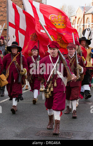 Nantwich, Cheshire, UK 25. Januar 2014. Stadt-Parade am Holly Holy Day & Belagerung von Nantwich Reenactment.  Seit über 40 Jahren sammelten sich die treuen Truppen von The Sealed Knot in der historischen Stadt für eine spektakuläre Nachstellung der blutigen Schlacht, die vor fast 400 Jahren stattgefunden und markierte das Ende der langen und schmerzhaften Belagerung der Stadt.  Rundköpfen, Kavaliere und andere historische Entertainer konvergiert auf das Zentrum die Schlacht nachstellen. Die Belagerung im Januar 1644 war eines der wichtigsten Konflikte des englischen Bürgerkriegs. Bildnachweis: Conrad Elias/Alamy Live-Nachrichten Stockfoto