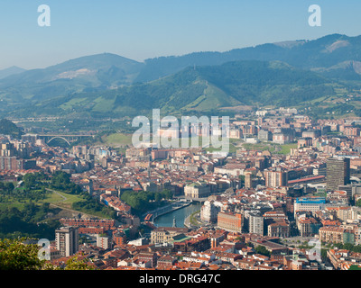 Ein Blick auf Bilbao, Spanien, an einem Sommer, etwas trüben Tag gesehen vom Mount Artxanda (Artxanda Hügel). Stockfoto