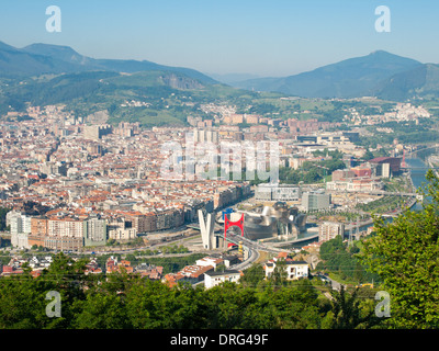 Ein Blick auf Bilbao, Spanien, an einem Sommer, etwas trüben Tag gesehen vom Mount Artxanda (Artxanda Hügel). Stockfoto