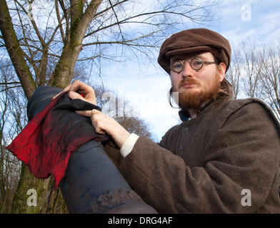 Nantwich, Cheshire, UK 25. Januar 2014. Lee Fairhurst, 25 Artillerie Mann Polieren Kanone bei Holly Holy Day & Belagerung von Nantwich Reenactment. Mehr als 40 Jahren sammelten sich die treuen Truppen von The Sealed Knot in der Stadt für eine spektakuläre Nachstellung der blutigen Schlacht, die vor fast 400 Jahren stattgefunden und markierte das Ende der langen und schmerzhaften Belagerung der Stadt.  Rundköpfen, Kavaliere und andere historische Entertainer konvergiert auf das Zentrum die Schlacht nachstellen. Die Belagerung im Januar 1644 war eines der wichtigsten Konflikte des englischen Bürgerkriegs. Bildnachweis: Conrad Elias/Alamy Live N Stockfoto