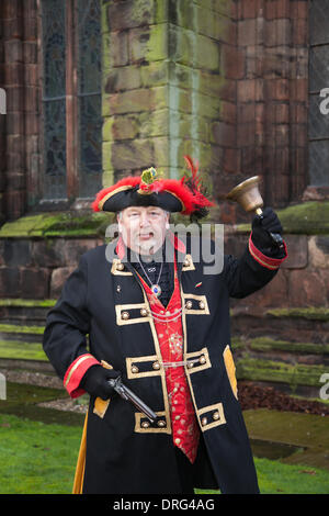 Nantwich, Cheshire, UK 25. Januar 2014. Stadtausrufer John Parsons, 58 bei Holly Holy Day & Belagerung von Nantwich Reenactment.  Seit über 40 Jahren sammelten sich die treuen Truppen von The Sealed Knot in der historischen Stadt für eine spektakuläre Nachstellung der blutigen Schlacht, die vor fast 400 Jahren stattgefunden und markierte das Ende der langen und schmerzhaften Belagerung der Stadt.  Rundköpfen, Kavaliere und andere historische Entertainer konvergiert auf das Zentrum die Schlacht nachstellen. Die Belagerung im Januar 1644 war eines der wichtigsten Konflikte des englischen Bürgerkriegs. Bildnachweis: Conrad Elias/Alamy Live-Nachrichten Stockfoto