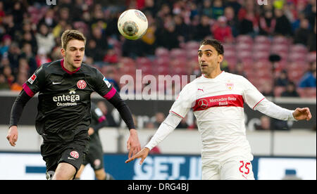 Stuttgart, Deutschland. 25. Januar 2014. Mainz "Stefan Bell (L) wetteifert um den Ball mit der Stuttgarter Mohammed Abdellaoue in der deutschen Bundesliga-Fußballspiel zwischen VfB Stuttgart und FSV Mainz 05 in der Mercedes-Benz Arena in Stuttgart, Deutschland, 25. Januar 2014. Foto: SEBASTIAN KAHNERT/Dpa (Achtung: aufgrund der Akkreditierungsrichtlinien die DFL nur erlaubt die Veröffentlichung und Nutzung von bis zu 15 Bilder pro Spiel im Internet und in Online-Medien während des Spiels.) / Dpa/Alamy Live News Stockfoto