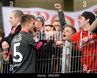 Stuttgart, Deutschland. 25. Januar 2014. Mainz "Benedikt Staller feiert nach dem Sieg der deutschen Fußball-Bundesliga-Fußballspiel zwischen VfB Stuttgart und FSV Mainz 05 in der Mercedes-Benz Arena in Stuttgart, Deutschland, 25. Januar 2014. Foto: BERND WEISSBROD/Dpa (Achtung: aufgrund der Akkreditierungsrichtlinien die DFL nur erlaubt die Veröffentlichung und Nutzung von bis zu 15 Bilder pro Spiel im Internet und in Online-Medien während des Spiels.) / Dpa/Alamy Live News Stockfoto