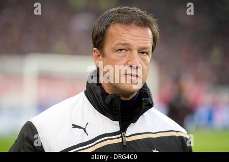 Stuttgart, Deutschland. 25. Januar 2014. Board für Sport für den VfB Stuttgart, Fredi Bobic, repräsentativ abgebildet vor dem deutschen Bundesliga Fußballspiel zwischen VfB Stuttgart und FSV Mainz 05 in der Mercedes-Benz Arena in Stuttgart, Deutschland, 25. Januar 2014. Foto: SEBASTIAN KAHNERT/Dpa (Achtung: aufgrund der Akkreditierungsrichtlinien die DFL nur erlaubt die Veröffentlichung und Nutzung von bis zu 15 Bilder pro Spiel im Internet und in Online-Medien während des Spiels.) / Dpa/Alamy Live News Stockfoto