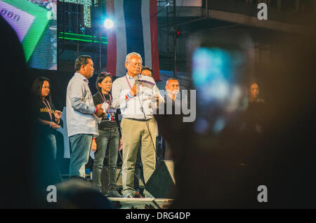 Bangkok, Thailand. 25. Januar 2014. Suthep Thaugsuban, protestiert der Führer von Thailand eine Rede auf Ratchaprasong Juncti Stockfoto