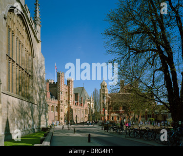 St Johns Straße Cambridge zeigt die Kapelle von Trinity und große Tor der St. Johns College Stockfoto