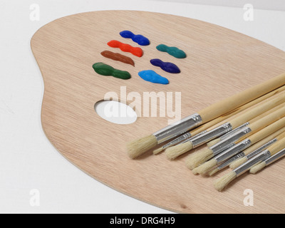 Ein Bild zeigt eine Künstler-Ausrüstung, Farbe Palette, Pinsel und Farben Stockfoto