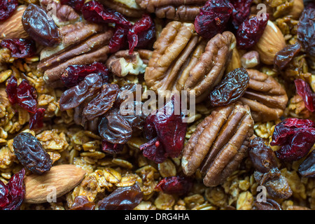 Hausgemachtes Müsli mit Pecan-Nüssen, Beeren und Rosinen. Stockfoto