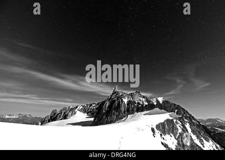 Mondlicht auf den Dent du Géant Berg. das Mont Blanc Massiv (Monte Bianco). Schwarz Weiß berg Nacht Landschaft, Sternenhimmel. Alpen. Stockfoto