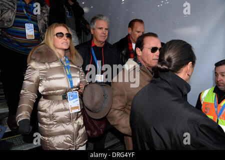 Kitzbühel, Österreich. 25. Januar 2014. Ehemalige US-Gouverneur und Hollywood-Schauspieler Arnold Schwarzenegger und seine Freundin Heather Milligan verlassen der jährlichen österreichischen downhill Ski Rennen Hahnenkamm-Rennen in Kitzbühel, Österreich, 25. Januar 2014. Foto: Felix Hoerhager/Dpa/Alamy Live News Stockfoto