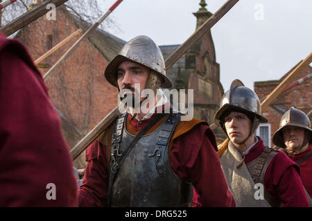 Nantwich, Cheshire, UK 25. Januar 2014. Auf der Parade in Holly Holy Day & Belagerung von Nantwich Reenactment zu regnen.  Seit über 40 Jahren sammelten sich die treuen Truppen von The Sealed Knot in der historischen Stadt für eine spektakuläre Nachstellung der blutigen Schlacht, die vor fast 400 Jahren stattgefunden und markierte das Ende der langen und schmerzhaften Belagerung der Stadt.  Rundköpfen, Kavaliere und andere historische Entertainer konvergiert auf das Zentrum die Schlacht nachstellen. Die Belagerung im Januar 1644 war eines der wichtigsten Konflikte des englischen Bürgerkriegs. Bildnachweis: Conrad Elias/Alamy Live-Nachrichten Stockfoto