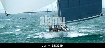 2012 "J-Class" Regatta Ranger - Reparaturen Spinnaker in Mitte Rennen auf J-Klasse-yacht Stockfoto