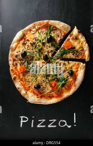 Leckere Pizza auf schwarze Oberfläche Stockfoto