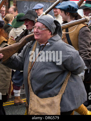 Nantwich, Cheshire, UK 25. Januar 2014. Lady Musketier bei Holly Holy Day & Belagerung von Nantwich Reenactment.  Seit über 40 Jahren sammelten sich die treuen Truppen von The Sealed Knot in der historischen Stadt für eine spektakuläre Nachstellung der blutigen Schlacht, die vor fast 400 Jahren stattgefunden und markierte das Ende der langen und schmerzhaften Belagerung der Stadt.  Rundköpfen, Kavaliere und andere historische Entertainer konvergiert auf das Zentrum die Schlacht nachstellen. Die Belagerung im Januar 1644 war eines der wichtigsten Konflikte des englischen Bürgerkriegs. Bildnachweis: Conrad Elias/Alamy Live-Nachrichten Stockfoto