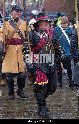 Nantwich, Cheshire, UK 25. Januar 2014. Auf der Parade in Holly Holy Day & Belagerung von Nantwich Reenactment zu regnen.  Seit über 40 Jahren sammelten sich die treuen Truppen von The Sealed Knot in der historischen Stadt für eine spektakuläre Nachstellung der blutigen Schlacht, die vor fast 400 Jahren stattgefunden und markierte das Ende der langen und schmerzhaften Belagerung der Stadt.  Rundköpfen, Kavaliere und andere historische Entertainer konvergiert auf das Zentrum die Schlacht nachstellen. Die Belagerung im Januar 1644 war eines der wichtigsten Konflikte des englischen Bürgerkriegs. Bildnachweis: Conrad Elias/Alamy Live-Nachrichten Stockfoto