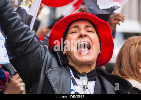 London, UK. 25. Januar 2014. Eine Frau singt Parolen vor der ägyptischen Botschaft als Pro-Sisi Demonstranten markieren drei Jahre seit der Revolution, die das Mubarak-Regime gestürzt. Bildnachweis: Paul Davey/Alamy Live-Nachrichten Stockfoto