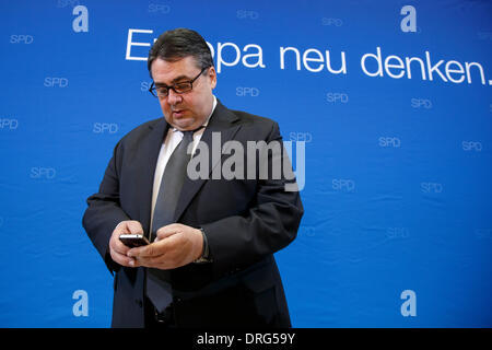 Berlin, Deutschland. 25. Januar 2014. Bilder von der SPD Partei Manager Meeting auf der SPD-Zentrale in Berlin realisiert. / Bild: Sigmar Gabriel (SPD), SPD-Partei-Chef und Bundesminister für Wirtschaft und Energie, Credit: Reynaldo Chaib Paganelli/Alamy Live-Nachrichten Stockfoto