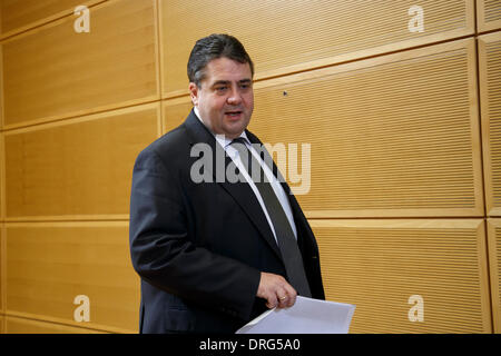 Berlin, Deutschland. 25. Januar 2014. Bilder von der SPD Partei Manager Meeting auf der SPD-Zentrale in Berlin realisiert. / Bild: Sigmar Gabriel (SPD), SPD-Partei-Chef und Bundesminister für Wirtschaft und Energie, Credit: Reynaldo Chaib Paganelli/Alamy Live-Nachrichten Stockfoto