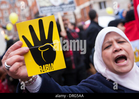 London, UK. 25. Januar 2014. Eine Frau schreit Parolen und "Rabia" Zeichen zeigt, wie Pro-Mursi Ägypter in London drei Jahre seit der Revolution markieren, die das Mubarak-Regime gestürzt. Bildnachweis: Paul Davey/Alamy Live-Nachrichten Stockfoto