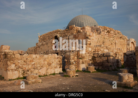 Blick auf die Umayyaden-Palast gebaut während der ersten Hälfte des 8. Jahrhunderts an die große Schlossanlage aus der Umayyaden, auf dem Zitadellenhügel (Jabal al-Qal'a) befindet sich in Amman Jordanien Stockfoto