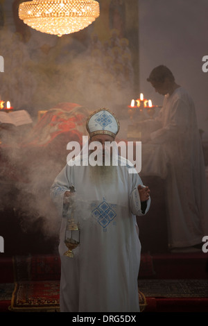 Ein orthodoxer koptischer Priester, der während eines Ordensschwestern mit einem Thurible zensiert Prozession in der koptisch-orthodoxen Kirche Amman Jordan Stockfoto