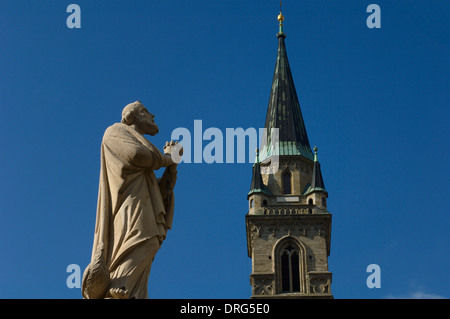 Statue eines Mannes im Hof von St. Peter's Abbey neben der Franziskanerkirche, Salzburg, Österreich beten Stockfoto