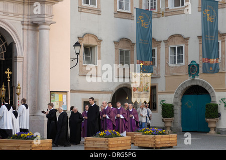 Eine Eingabe der Erzabtei St. Peter Kirche-Prozession. Salzburg. Österreich Stockfoto