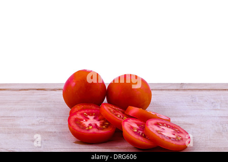 gehackte und ganze Tomaten auf Alter hacken Boarrd auf weißem Hintergrund. horizontale Stockfoto