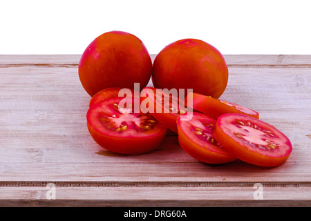 gehackte und ganze Tomaten auf Alter hacken Boarrd auf weißem Hintergrund. horizontale Stockfoto