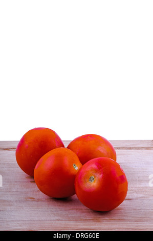 ganze Tomaten auf Alter hacken Boarrd auf weißem Hintergrund. vertikale Stockfoto