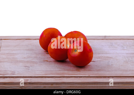 ganze Tomaten auf Alter hacken Boarrd auf weißem Hintergrund. horizontale Stockfoto