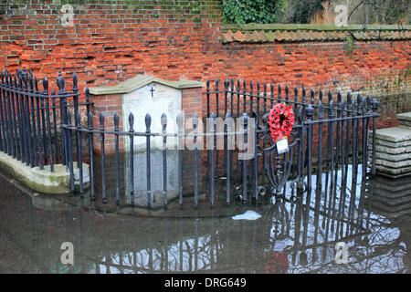 Ewell, Epsom, Surrey, England, Vereinigtes Königreich. 25. Januar 2014. Im Anschluss an die Rekordwerte des Niederschlags in ganz Großbritannien verursachte in Ewell diese Woche die steigenden Untergrund Wassertabelle Naturquelle, Überlauf, Verschütten von Wasser auf die Straße und verursacht Stromausfälle, Unterkünfte in der Nähe. Die schlimmsten Überschwemmungen wurde an der Bushaltestelle in London Road verhinderte den Bus vom stoppen unbebaut weiter entlang der Straße. Es ist zu hoffen, dass Ebenen natürlich ohne jegliche Intervention nachlassen werden. Bildnachweis: Julia Gavin/Alamy Live-Nachrichten Stockfoto
