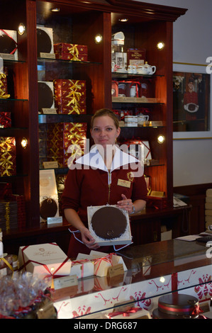 Hotel Sacher Geschenk-Shop. Berühmt für seine Schokoladenkuchen Sacher-Torte. Salzburg. Österreich Stockfoto