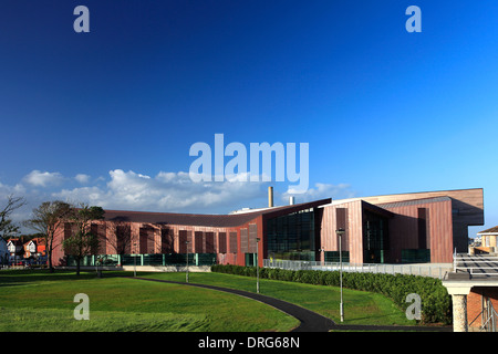 Äußere Aquarina Schwimmbad Splash Punkt Worthing Neustadt West Sussex England Architektur blauen Himmel Gebäude Freizeitbad Stockfoto